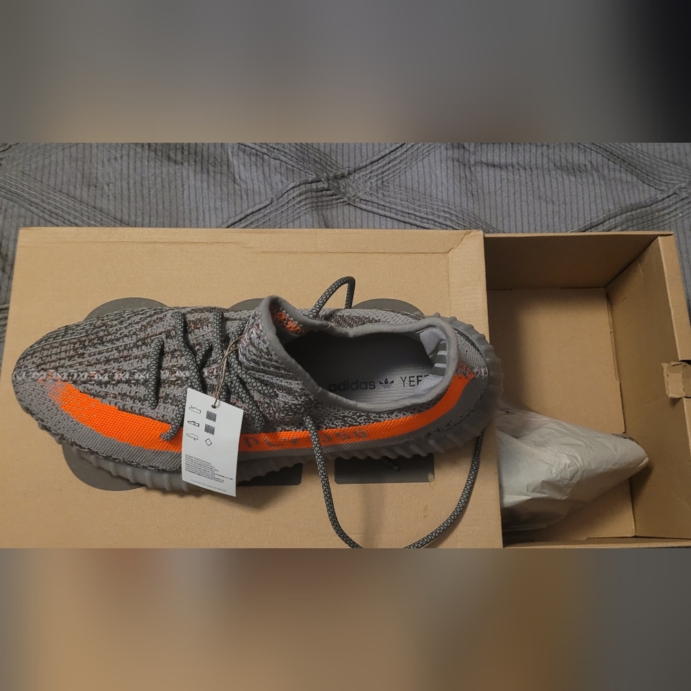 Tennis shoes